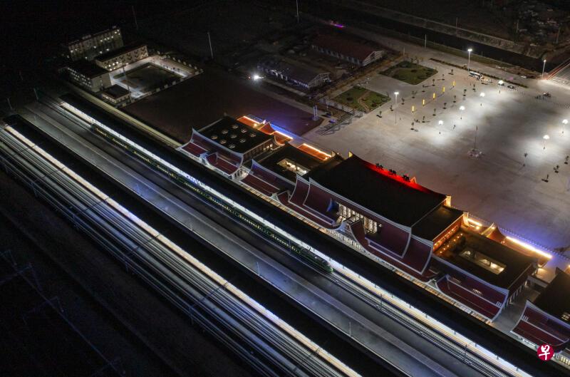 中老铁路首发列车抵达中国磨憨站 中老铁路首发列车抵达中国磨憨站