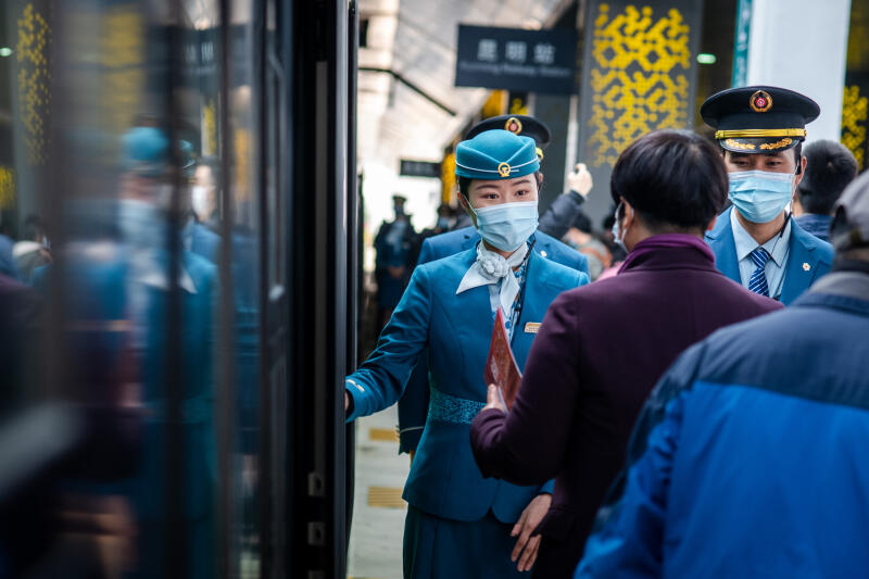 列车员迎接首批旅客 列车员迎接首批旅客