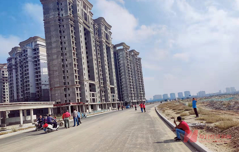 不时有业主、游客前来围观拆除风波中的39栋楼 不时有业主、游客前来围观拆除风波中的39栋楼