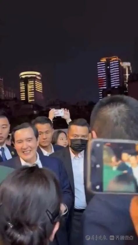 4月2日晚6时许,马英九一行来到太平老街,参观这里的贾谊故居,并感受了一番长沙的夜生活 ... 4月2日晚6时许,马英九一行来到太平老街,参观这里的贾谊故居,并感受了一番长沙的夜生活 ...