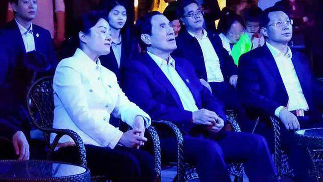 4日21时许,马英九一行先是参观了王府大院,随后来到青云桥头的东巴纸坊青 ... 4日21时许,马英九一行先是参观了王府大院,随后来到青云桥头的东巴纸坊青 ...