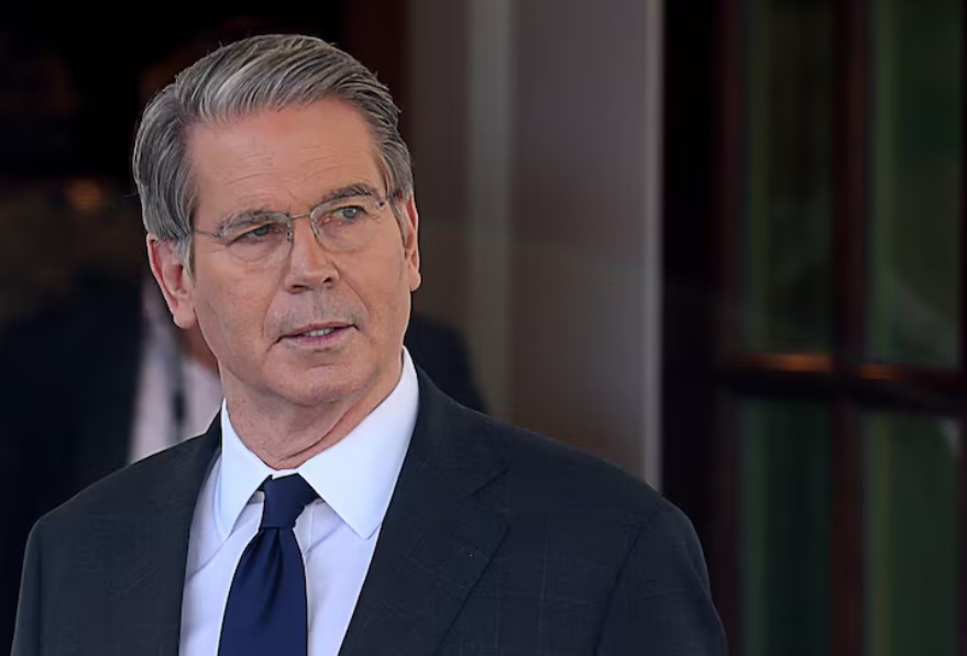 美国财政部长斯科特·贝森特在美国华盛顿特区白宫向新闻媒体发表讲话