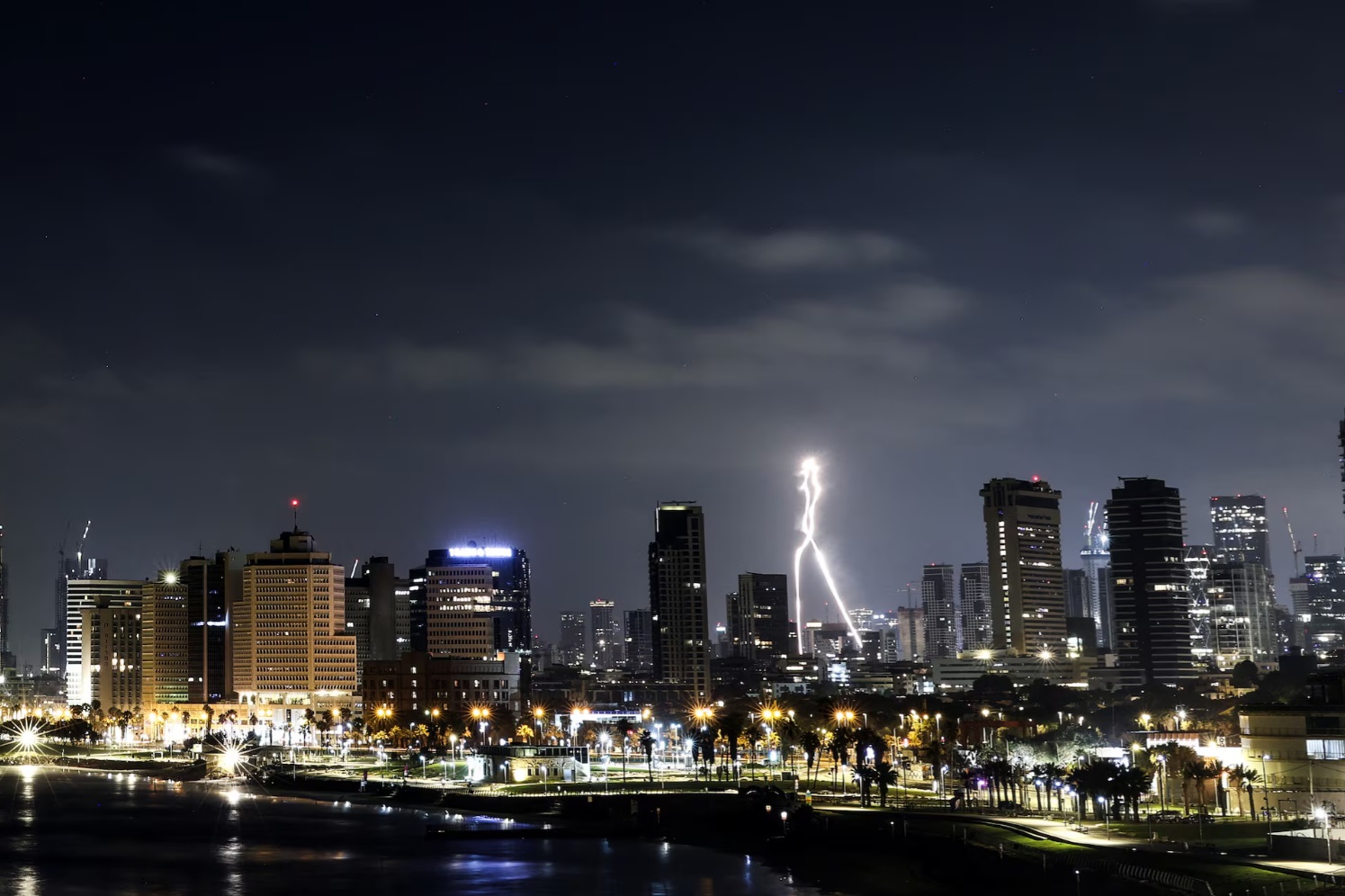 以色列特拉维夫，伊朗导弹向以色列发射，一颗拦截弹在空中飞行