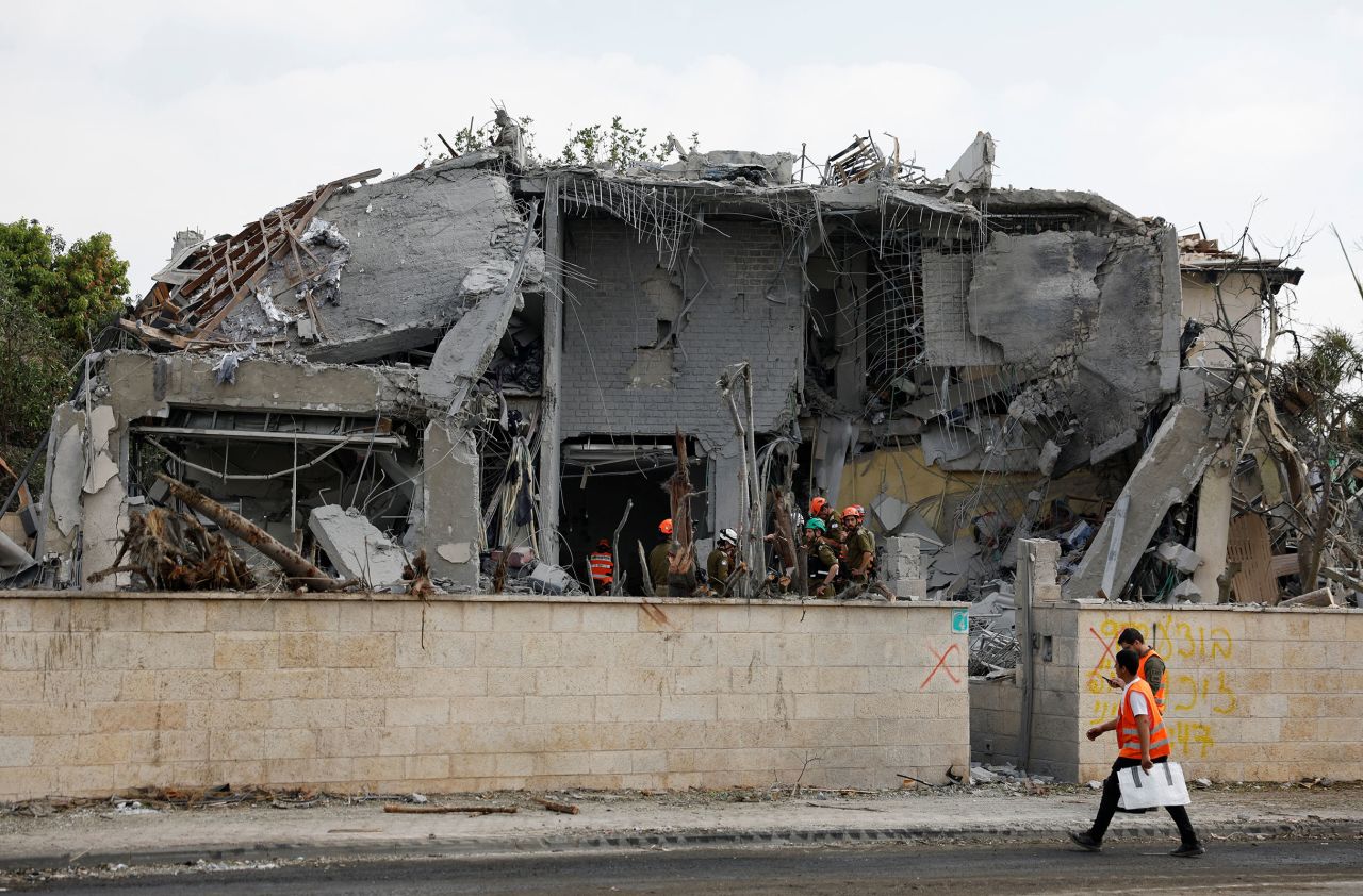 以色列导弹袭击后，以色列安全部队成员和急救人员在内斯齐奥纳工作