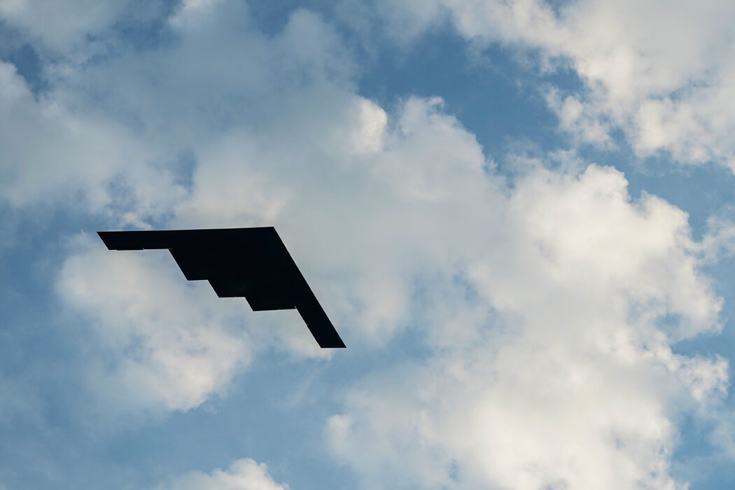 一名美国官员说，六架B-2轰炸机向福尔多的核设施投下了12枚碉堡克星炸弹